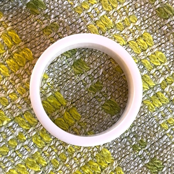 VTG 70s Creamy White Toned Chunky Acrylic Bangle - Picture 3 of 4